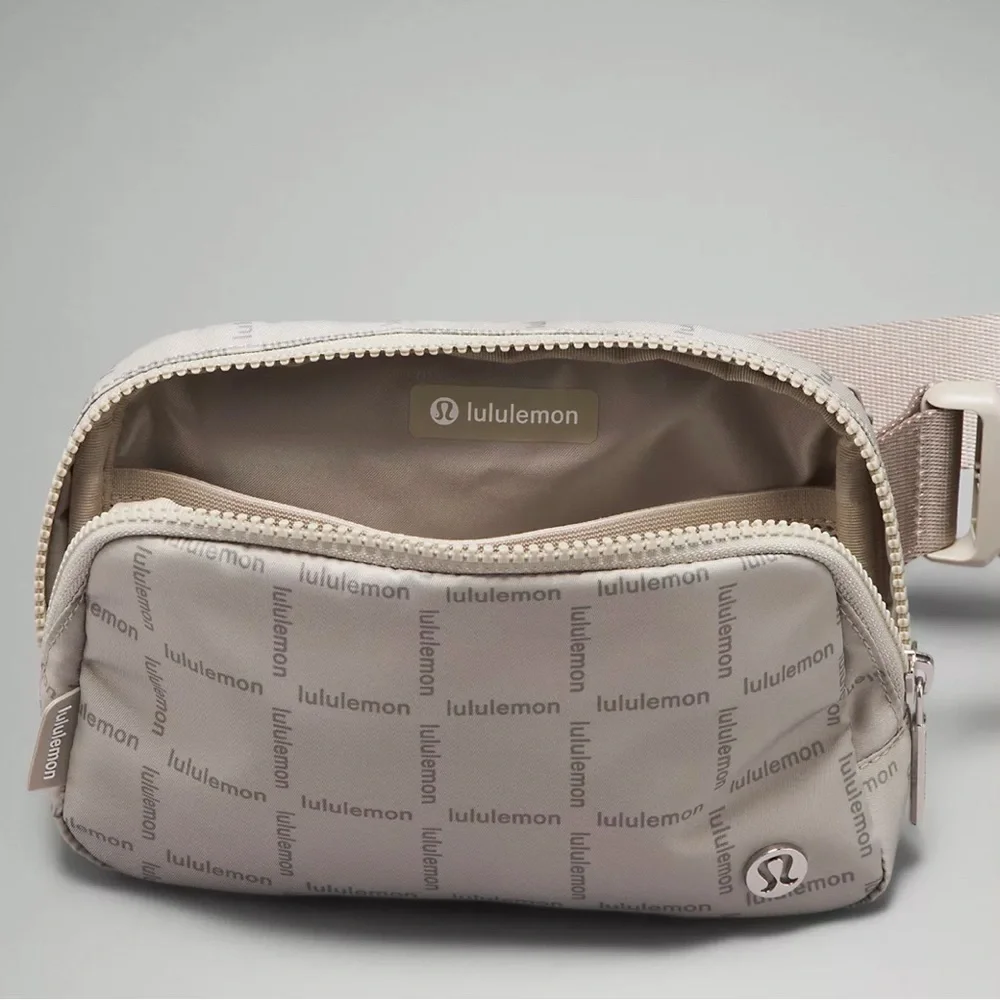 NEW LULULEMON EVERYWHERE BELT BAG
COLOR Wordmark Grid Mini Raw Linen - Picture 4 of 9